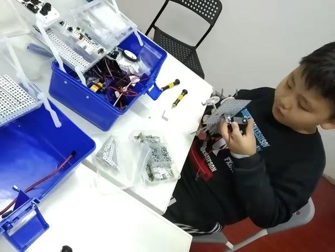 瓦力工厂许昌校区之老鹰机器人
