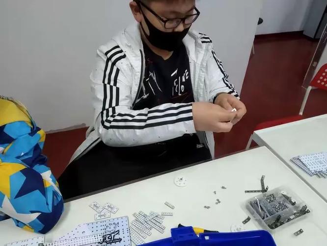 瓦力工厂许昌校区之老鹰机器人
